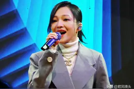 张韶涵湖北宜昌露天商演人气爆棚致交通瘫痪，演唱中断图片