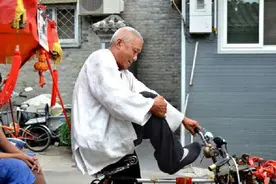 爱新觉罗安林：在北京蹬了38年的三轮车，一小时就收费150元图片