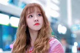 宋雨琦真的太会穿！香芋紫和红色交替毛衣软萌可爱，少女感十足图片