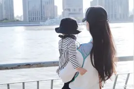 唐嫣首晒女儿照片，祝福宝贝女儿节日快乐，母女穿着时尚抢镜图片