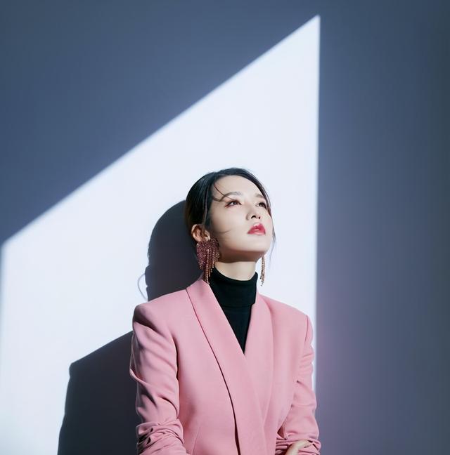 原来西装才是李沁的正确打开方式！配件高领衫，通勤风也能很温柔