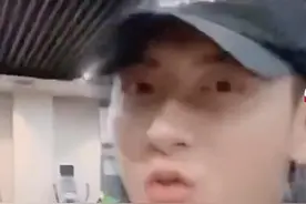 黄子韬晒与鹿晗同框健身，不仅互拍还加大头特效，十分搞笑沙雕图片