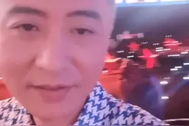 央视主持周炜近况曝光，满头白发皱纹堆积，45岁活像70岁图片