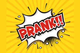 英国奶奶被“重孙照片”丑到表情失控，忘记还在和“孩子爹”视频图片