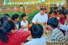 他单身46年未婚，膝下却有120多个孩子，堪称国内“超暖爸爸”图片