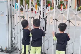 广东三胞胎弟弟接姐姐放学，以为姐姐出不来急哭了，满满的感动图片