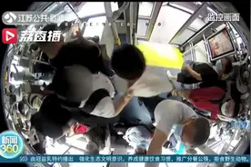 果断！南京高中女生公交车车上霸气制服一50多岁“咸猪手”图片