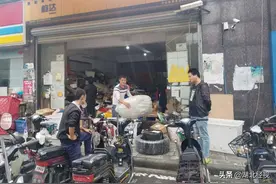 快递到站迟迟不派送 现场取件急坏市民图片