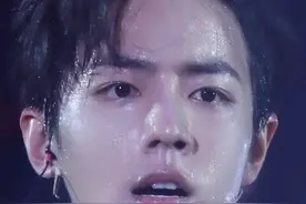 肖战被汗水强制卸妆，恨不得冲进屏幕接着，太撩人了图片