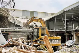龙湖区对新溪街道下三合村违章搭建物进行清拆图片