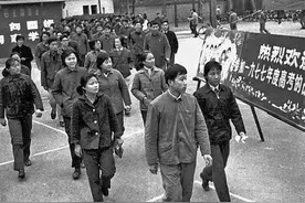 恢复高考后第1个状元，语文差1分满分，44年了，人生地覆天翻图片