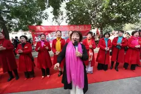 三门峡68岁大妈广场“喊麦”走红，气场强大魔性控场，围观市民：跟着她的节奏走图片