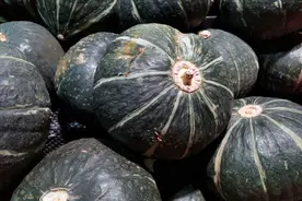 买南瓜，就得买老的，记住3个挑选妙招，南瓜又甜又面，真好吃图片