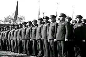 他18岁参军，建国后当大军区政委，官至正国级，61岁遗憾离世图片