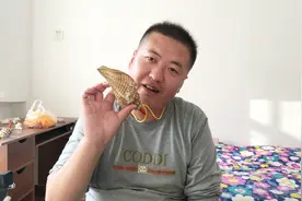 小伙用赶海捡来的大海螺壳做了件“工艺品”，大人小孩都喜欢
