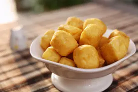 炸豆腐泡，直接炸还是裹面粉炸？教你一招，金黄酥脆，起泡不油腻图片