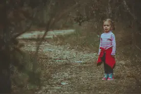 孩子犯错被关小黑屋看恐怖片，网友斥责：这不是教育，是制造痛苦图片