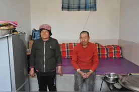 六旬大爷单身一辈子，搬新房后娶小五岁媳妇：结婚真好图片