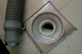 把洗衣机排水管插进地漏，做法真笨！看看聪明人的做法，这才高级图片