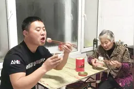 农民王小：粘掉牙的美味年糕，老妈全家大铁锅做，沾白糖美得很视频封面
