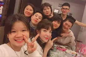 周也和姐姐合照，网友：虽然姐姐也挺好看，但明星就是头小脸小点图片