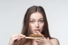 注意：头发出现这5种变化，说明你已开始变老了图片