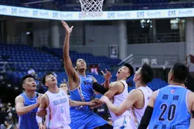 北京首钢混血小子丘天开窍了，少不了主帅解立彬的指导图片