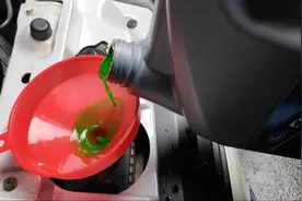 自己动手更换防冻液，操作非常简单，看一次就会了，省下数百元图片