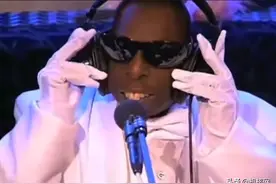 以傻成名的侏儒喜剧演员，20多年间保持了“真我”图片