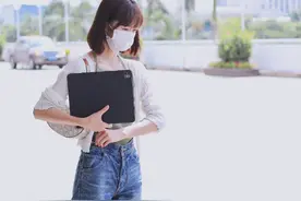 段奥娟“整容式”减肥，穿修身牛仔裤松松垮垮，高瘦身材让人羡慕图片