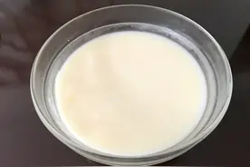 猪油熬制有窍门，下锅前多加一步，猪油雪白香浓无腥味，久放不坏图片