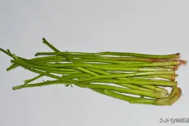 泡臭豆腐的原料，苋菜梗农村很常见却没人知道，做成腌菜味道一绝图片