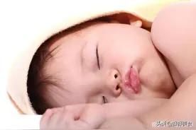 晚上喂几次夜奶？育婴师：不同月龄次数不同，频繁夜奶危害大图片