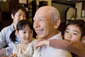 有种“双标”叫隔代亲，女儿回家被嫌弃，看到小外孙后秒变脸图片