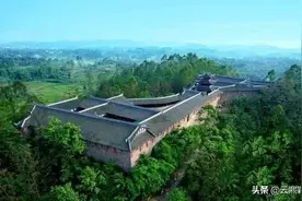 四川的深山中隐藏了一座千年豪宅，三面都是悬崖，进出只有一扇门图片