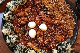 韩国吃货，炸鸡拉面你吃过吗，配上小啤酒完美图片