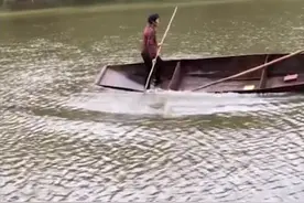 四川一男子钓鱼遭大妈干扰，大妈摇船让他无奈，网友：不怕船翻？图片