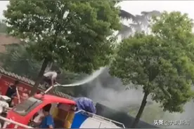 河南“大爷”回应爬墙灭火：下班路上灭火是举手之劳，今年48岁，头发花白是遗传图片