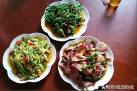 俗语“菜不摆三，筷不成五，席不成六”是何意思，餐桌礼仪要谨记图片