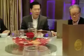 向华强内地办家宴，向华炎父子俩罕现身，新任“龙头”手机超吸睛图片