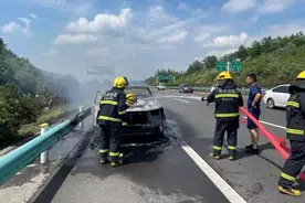 惊险！乌当区一汽车自燃！图片