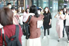 周深偶遇刘岩，两人热聊抱抱，获众多粉丝跟拍人气高图片