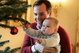 全球最富小王子圣诞新照！肉肉腮帮子垂下来，可爱到让人想捏一把图片