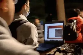 清华学生“边骑车边用电脑”走红，被封“学堂路车神”视频封面
