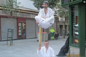 直击：街头那些神奇的人体悬浮，原来是这样做到的图片