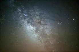 射出一束光，关闭手电筒，光线一直传播，还是消失了？图片