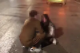 凌晨5点，西安一对年轻情侣吵架，女孩二话不说就跑到马路中间蹲下图片