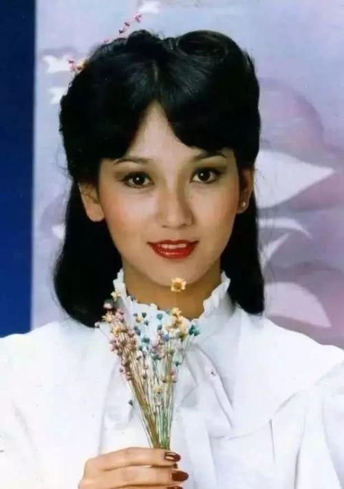 赵雅芝的传奇情史，因私藏情书导致婚姻破裂，再婚后赢得幸福人生