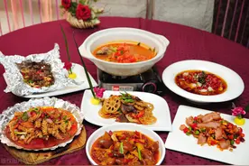 山西新娘还在吃饭，菜全被打包，看看有啥菜，让客人如此迫不及待图片