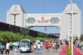 西方人拍摄的中国和俄罗斯的边境线，对比后感叹差距巨大图片